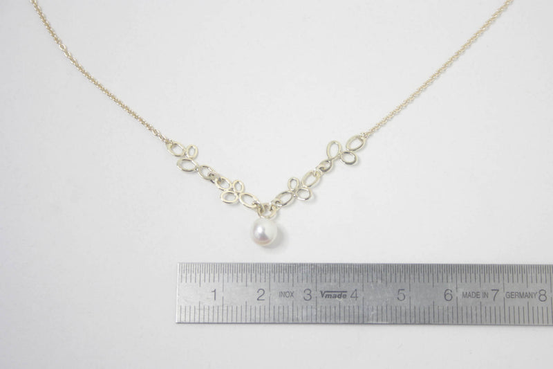 'Blije blaadjes' collier 14k geelgoud met witte zoetwaterparel