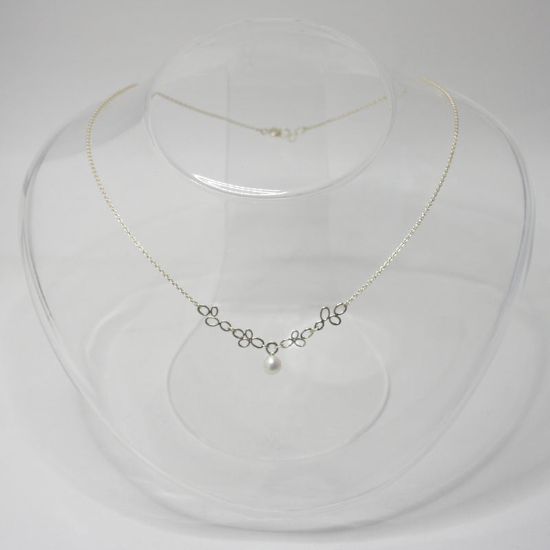 'Blije blaadjes' collier 14k geelgoud met witte zoetwaterparel