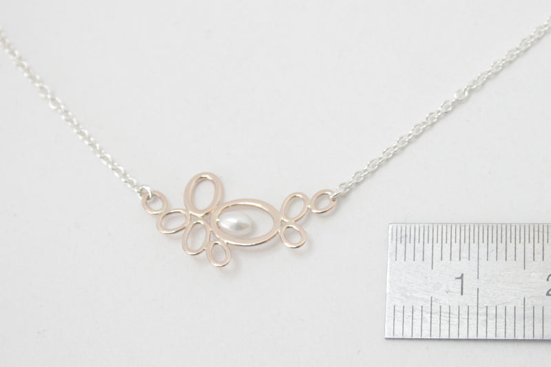 Blaadjes kettinkje, 14k roségoud en zilver met zoetwaterpareltje