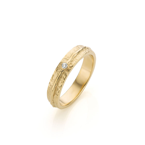 Ring met organische textuur en diamantje