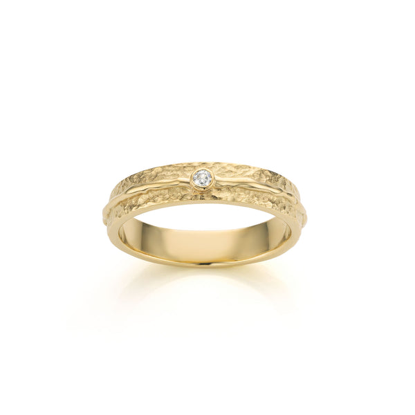 Ring met organische textuur en diamantje