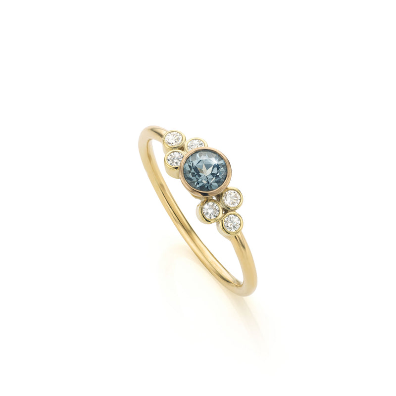 Fijne, elegante ring met grijs-achtige Spinel en diamantjes