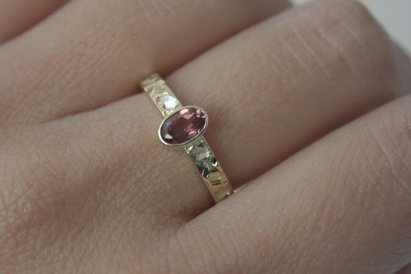 14 Karaat geelgouden ring met structuur en Granaat